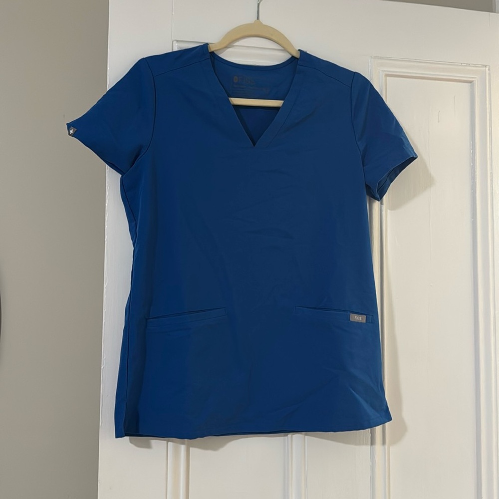 Figs Casma 3 pocket scrub top in royal blue XS